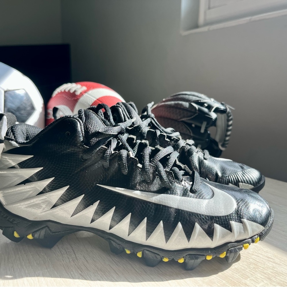 Nike Fastflex Athletic Shoes (Cleats) Alpha Shark Size 4.5 Big Boy/Girl size